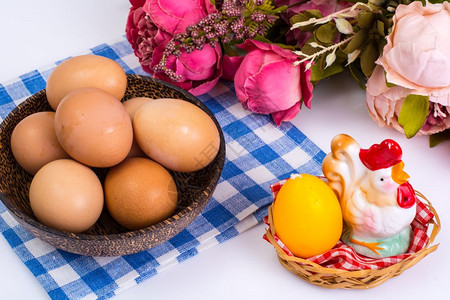有鲜花和母鸡装饰的鸡蛋图片背景图片