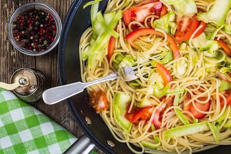 spaghetti奶酪未经加工的高清图片