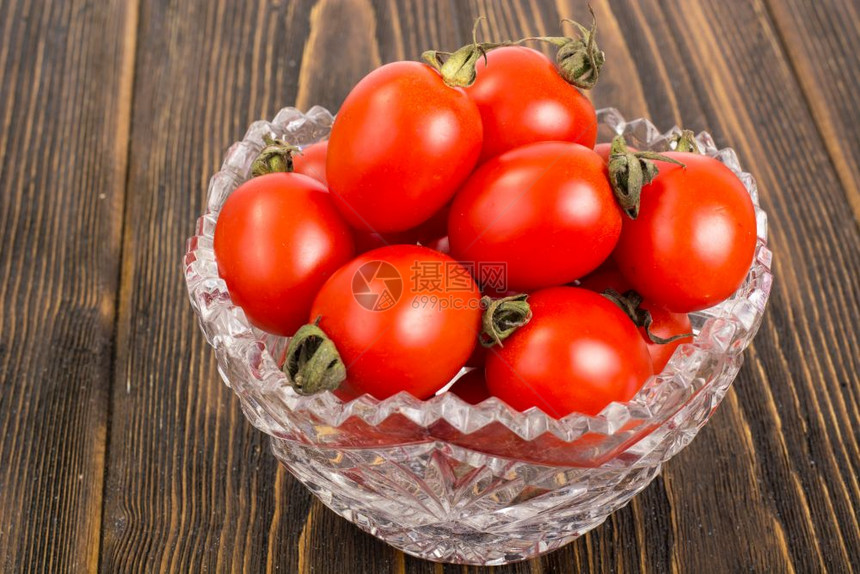 水晶碗中的小红番茄工作室照片水晶碗中的小红番茄图片