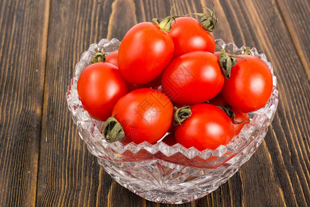 水晶碗中的小红番茄工作室照片水晶碗中的小红番茄图片