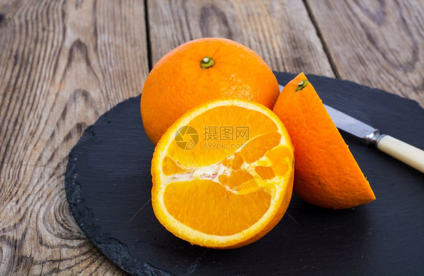 果汁成熟的甜橙子切成两半图片