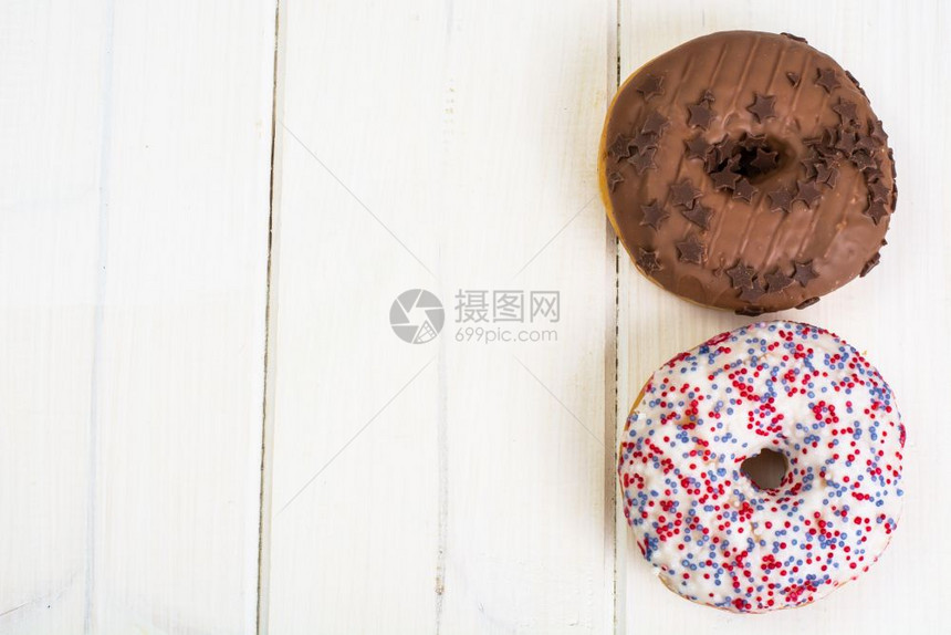 白木背景的美味甜圈工作室照片白木背景的美味甜圈图片
