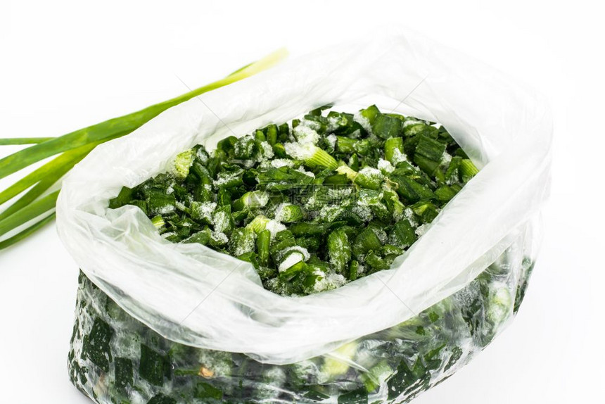 洋葱绿色切片冻在塑料袋中工作室照片图片