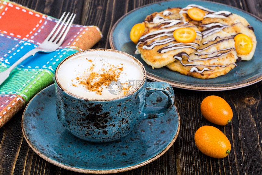 Cappuccino和煎饼早餐图片