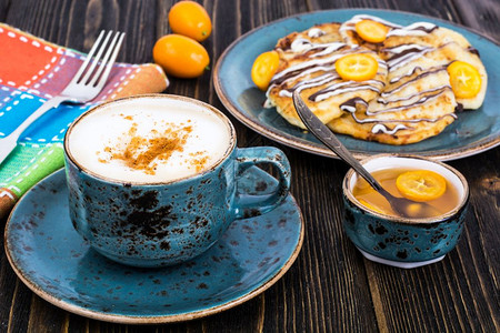Cappuccino和煎饼早餐图片