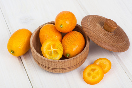 白色木制背景的小型成熟橙子库姆夸特工作室照片高清图片