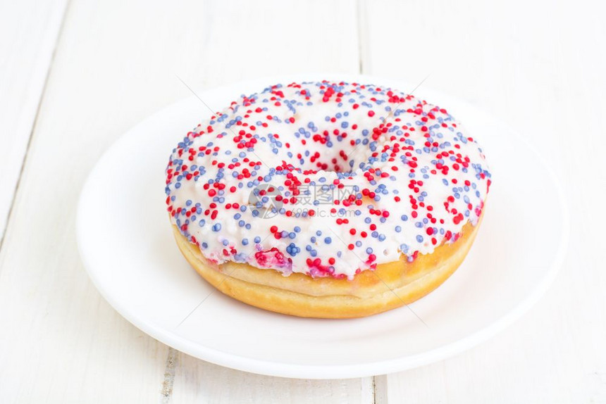 新鲜甜甜甜圈加上白色糖衣摄影棚照片白冰甜圈图片