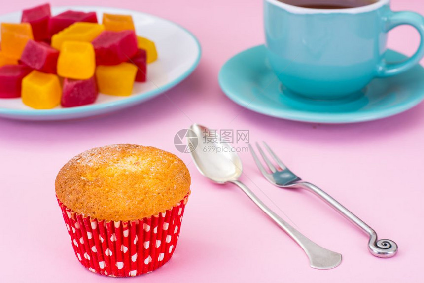 甜香草蛋糕和蓝杯茶电影室照片图片