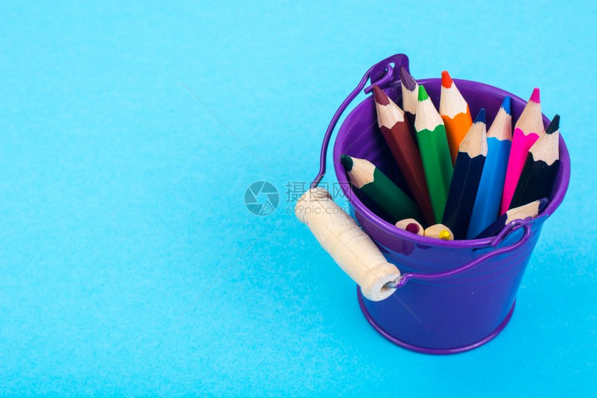 园艺工具和彩色铅笔摘要工作室照片图片