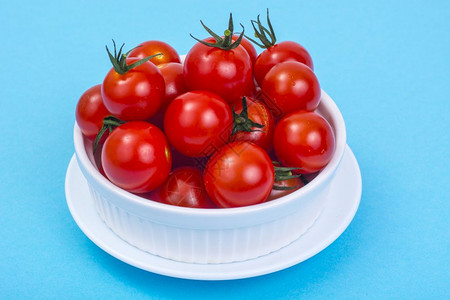 小红樱桃西柿白色蓝底红西柿白蓝底图片