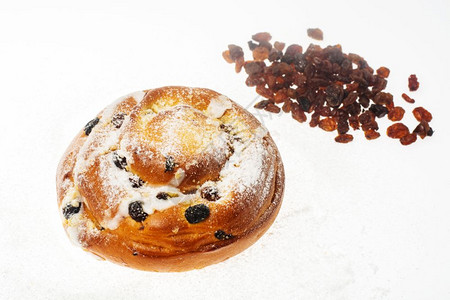 早餐新鲜甜面包白底带糖粉和葡萄干工作室照片新鲜甜面包加糖粉和葡萄干图片