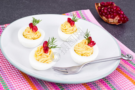 白色瓷盘上的鸡蛋美食图片