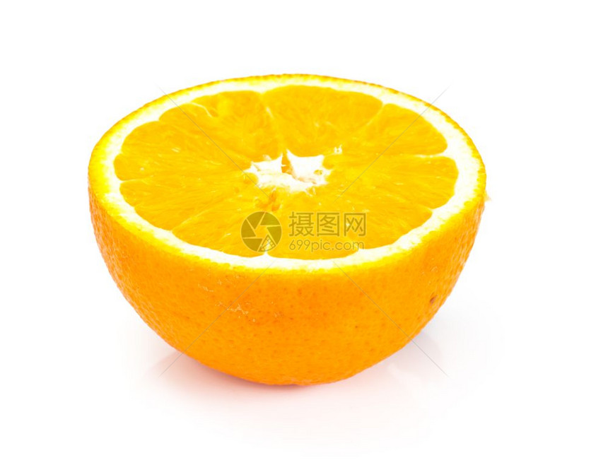 一半橙子在白色背景上被隔离工作室照片图片