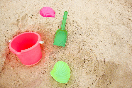 儿童在沙滩上的桶子和彩色模图片