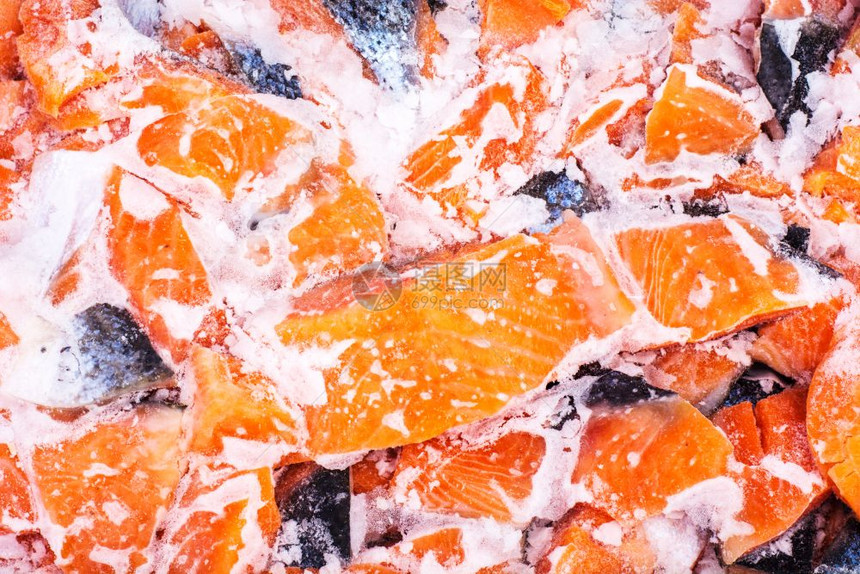 冻在冰上的鲑鱼切片图片