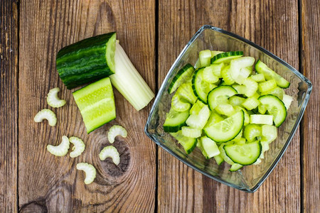 工作室照片新鲜黄瓜健康食品的咸菜饮单图片