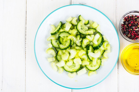 蔬菜黄瓜和橄榄油的饮食素沙拉图片