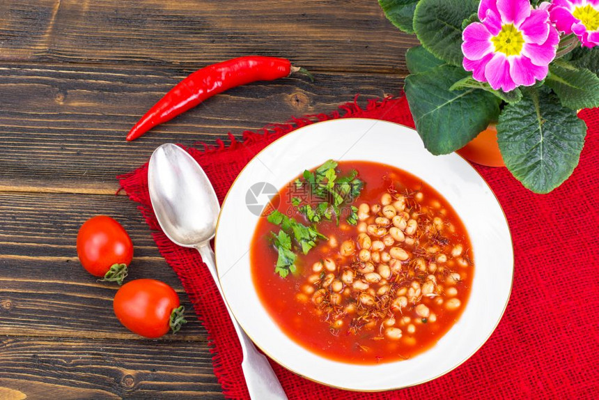 热辣番茄汤配有白豆和辣椒工作室照片热辣番茄汤配有白豆和辣椒图片