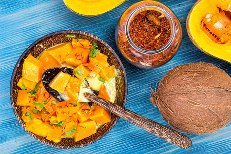 俯视图香辣的南瓜和椰子咖喱图片