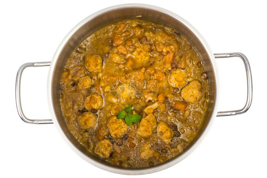 Casserole厚蔬菜汤配有扁豆和肉丸图片