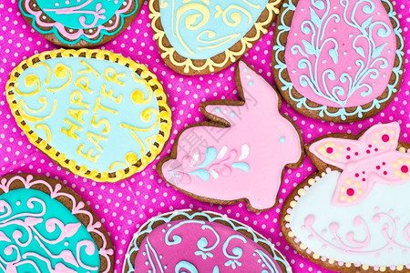 粉色斑点背景的各个形状的姜饼背景图片