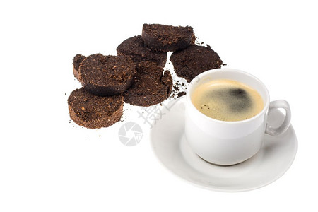 白咖啡杯旁有饼干和可可豆图片