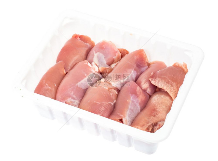 白色塑料容器中的新鲜生鸡肉工作室照片白色塑料容器中的新鲜生鸡肉图片