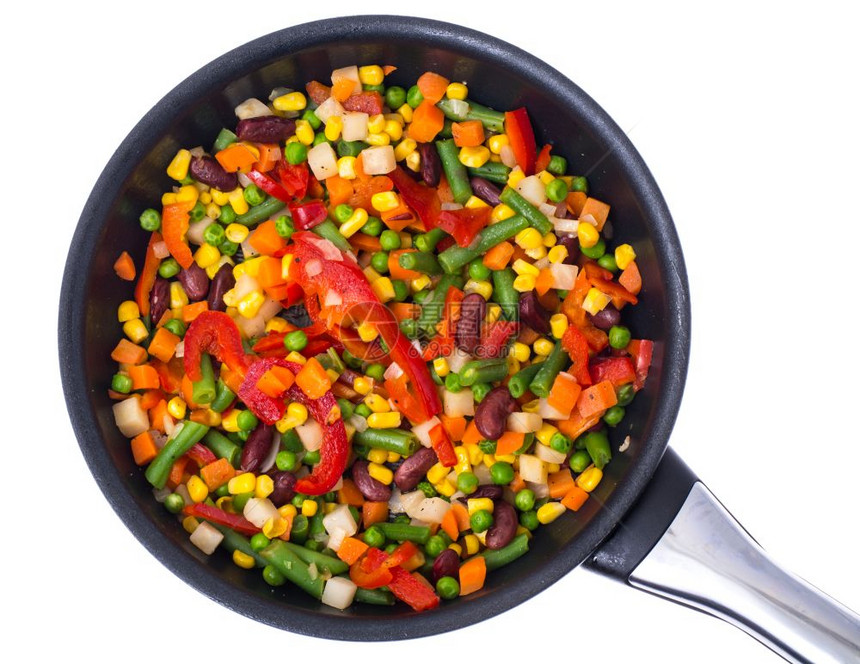 将蔬菜与豆类和玉米混合在煎锅中顶端视图隔离在白色上图片