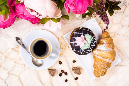 罗马式早餐一杯浓热咖啡和蛋糕工作室照片浪漫式早餐图片