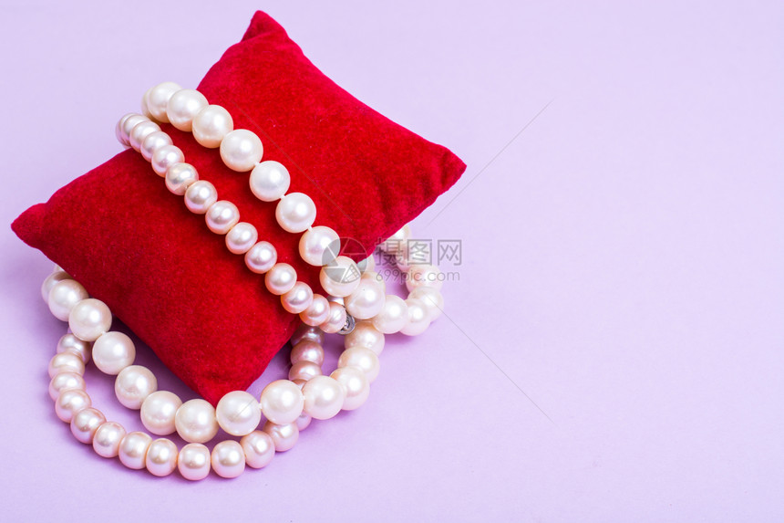 妇女珍珠首饰工作室照片图片