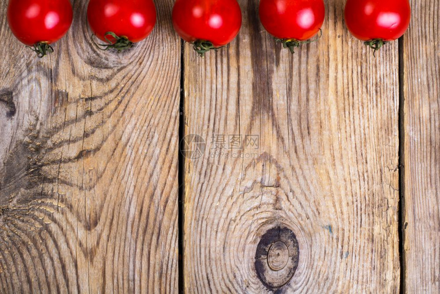 木制桌上的小红番茄工作室照片图片
