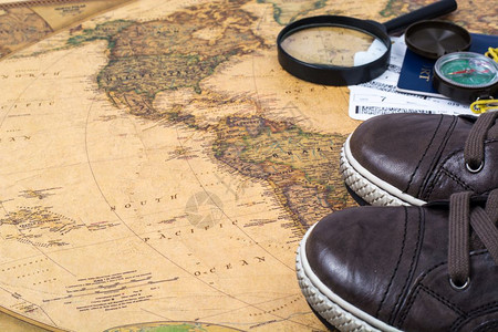运动鞋护照世界旅行的机票概念工作室照片图片