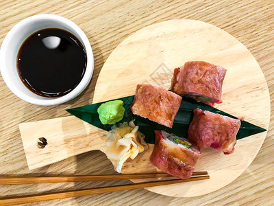 牛肉寿司卷摄影棚照片牛肉寿司卷图片