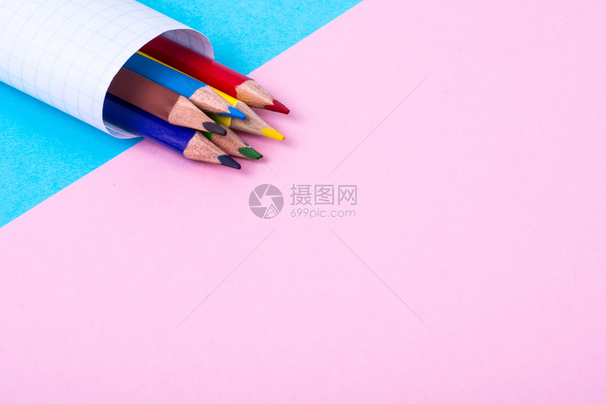 亮面纸上的彩色铅笔工作室照片亮面纸上的彩色铅笔图片