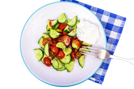 健康饮食新鲜黄瓜和番茄的浅食用沙拉新鲜黄瓜和西红柿的浅食用沙拉图片