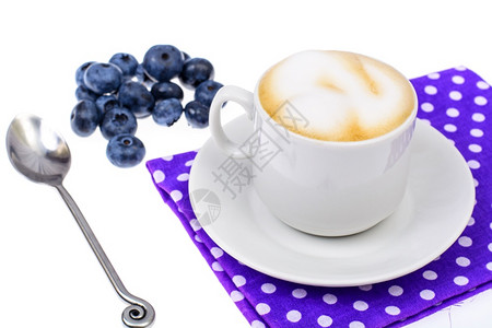牛奶咖啡和新鲜蓝莓图片
