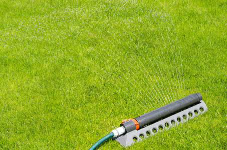 灌溉系统喷水器在绿草坪上浇水工作室照片图片