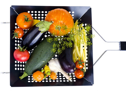 新鲜季节蔬菜用于在白色背景的烤锅中煎图片