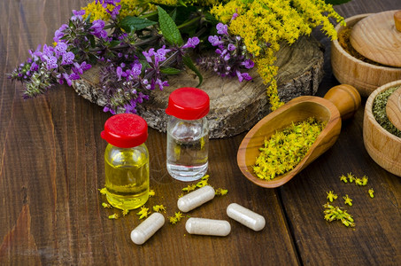 药用植物的药丸和油摄影棚照片药用植物的药丸和油照片图片