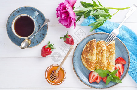 美食早餐味的甜煎饼鲜草莓工作室照片美味的甜煎饼新鲜草莓图片