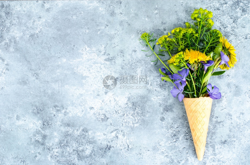 华夫饼和花的创意布局和构成顶端视图图片