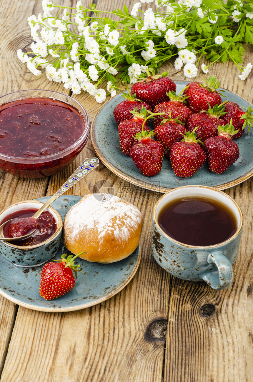 红色甜草莓果酱木制桌上的新鲜果子红甜草莓酱新鲜子木制桌上的新鲜果子图片