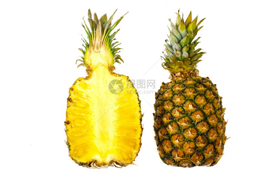 白色背景的两半甜美菠萝照片两半甜美的菠萝白背景两半甜美菠萝工作室照片图片