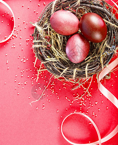 红色背景的复活节鸡蛋窝背景图片