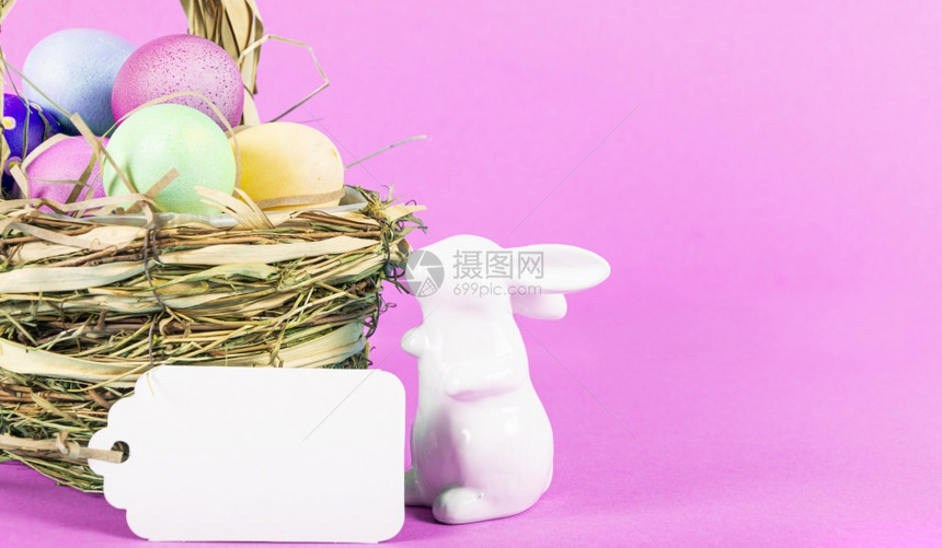紫色背景的复活节鸡蛋和小白兔图片