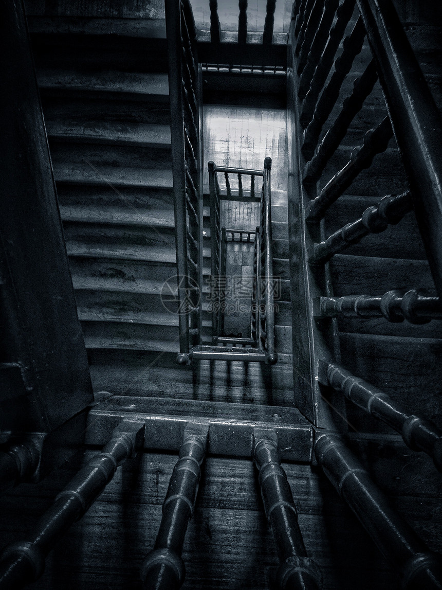旧的木制楼梯图片