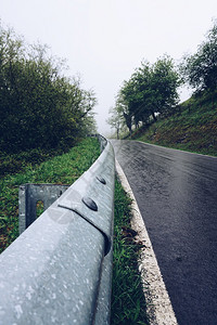 山中有围栏的道路图片