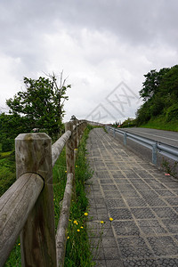 有围栏的道路图片