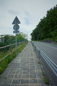 山中的道路指示牌图片