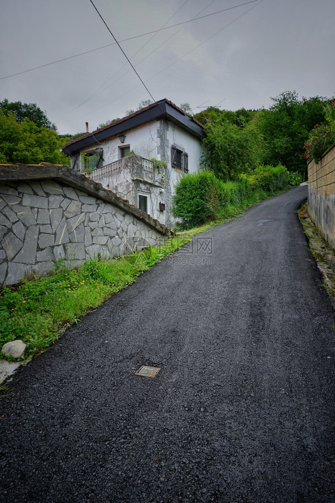 山中的道路和房子图片